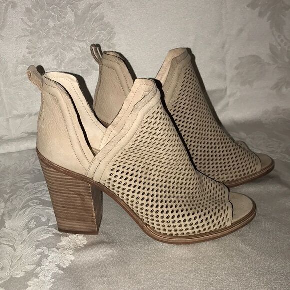 Vince Camuto Kensa peep toe heels bootie Sz 10M FIRM on PRICE - Picture 4 of 7